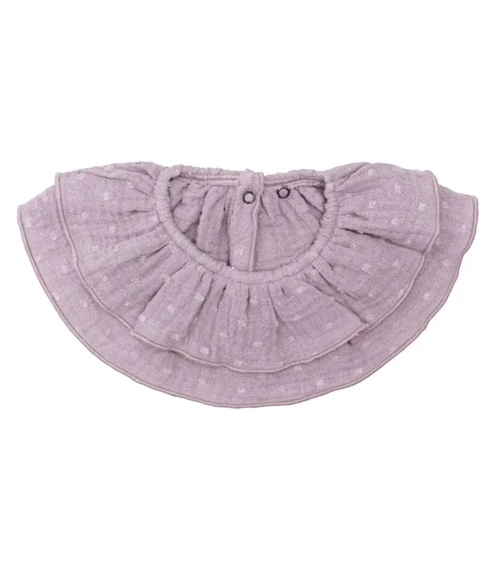 Babero Volante Bebé Malva algodón bambula forma circular fruncido elegante en fondo blanco