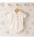body bebé crudo cuello polo botones algodón suave detalle verano natural elegante