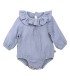 Pelele Bebé Denim algodón bambula cuello volante fruncido detalle botones inferiores en fondo blanco