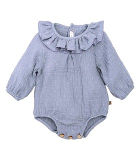 Pelele Bebé Denim algodón bambula cuello volante fruncido detalle botones inferiores en fondo blanco