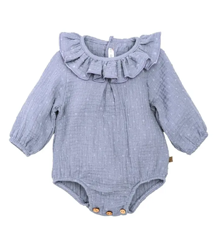 Pelele Bebé Denim algodón bambula cuello volante fruncido detalle botones inferiores en fondo blanco