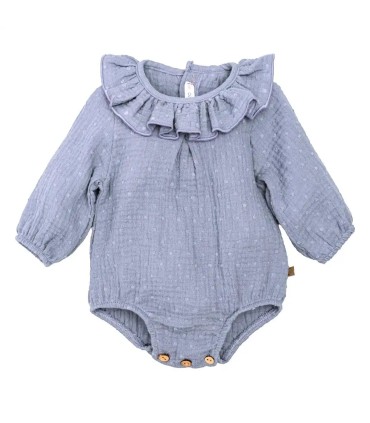 Pelele Bebé Denim algodón bambula cuello volante fruncido detalle botones inferiores en fondo blanco