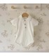 body bebé blanco botones frontales algodón suave detalle verano clásico elegante