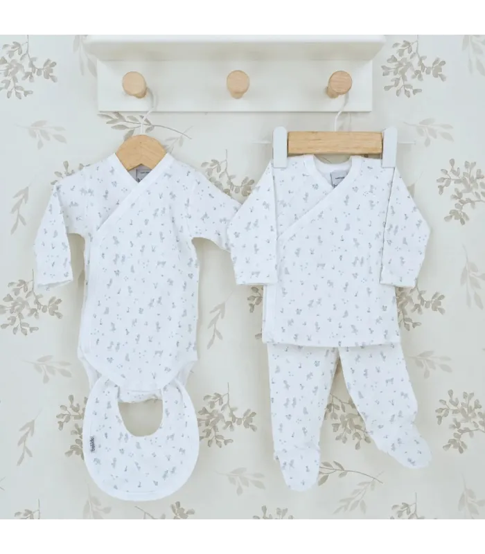 Conjunto nacimiento Nido celeste de algodón con pelele, body y babero estampado