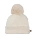 Gorro con pompon color crudo de punto para bebé, niño y niña en fondo blanco