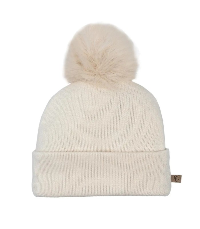 Gorro con pompon color crudo de punto para bebé, niño y niña en fondo blanco