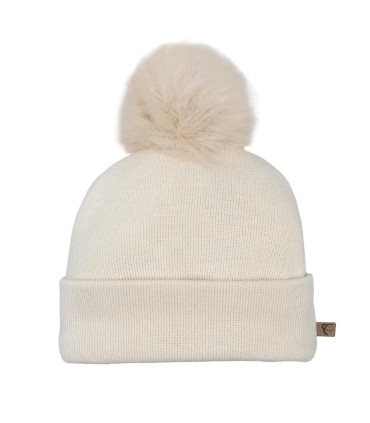 Gorro con pompon color crudo de punto para bebé, niño y niña en fondo blanco