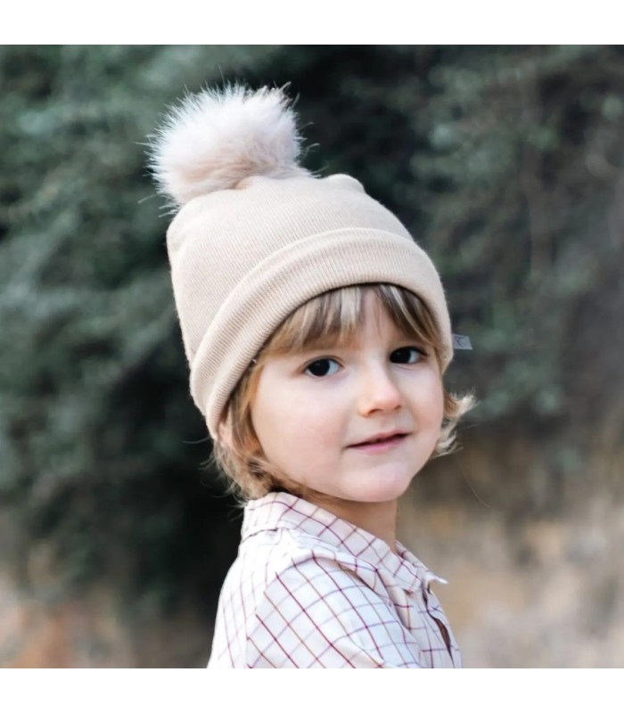 Niño con el Gorro con pompon color crudo de punto para bebé, niño y niña