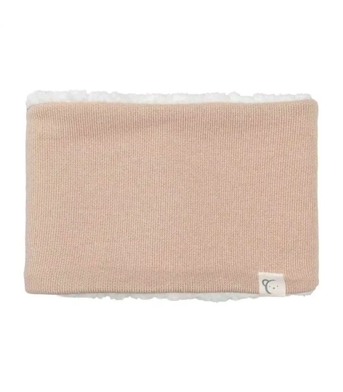 Cuello Bebé Arena tejido suave con interior borreguito blanco diseño cálido invierno en fondo blanco