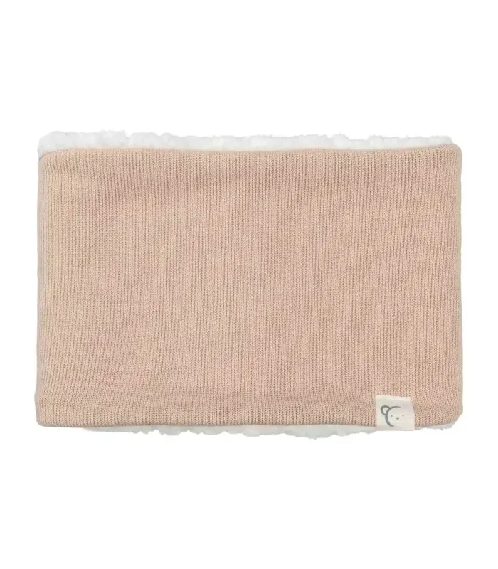 Cuello Bebé Arena tejido suave con interior borreguito blanco diseño cálido invierno en fondo blanco