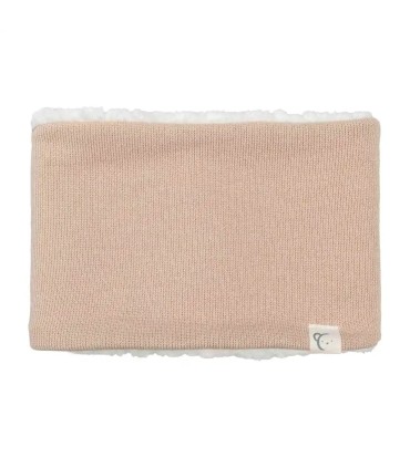 Cuello Bebé Arena tejido suave con interior borreguito blanco diseño cálido invierno en fondo blanco