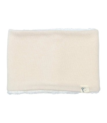 Cuello Bebé Crudo tejido suave con interior borreguito blanco diseño cálido invierno en fondo blanco