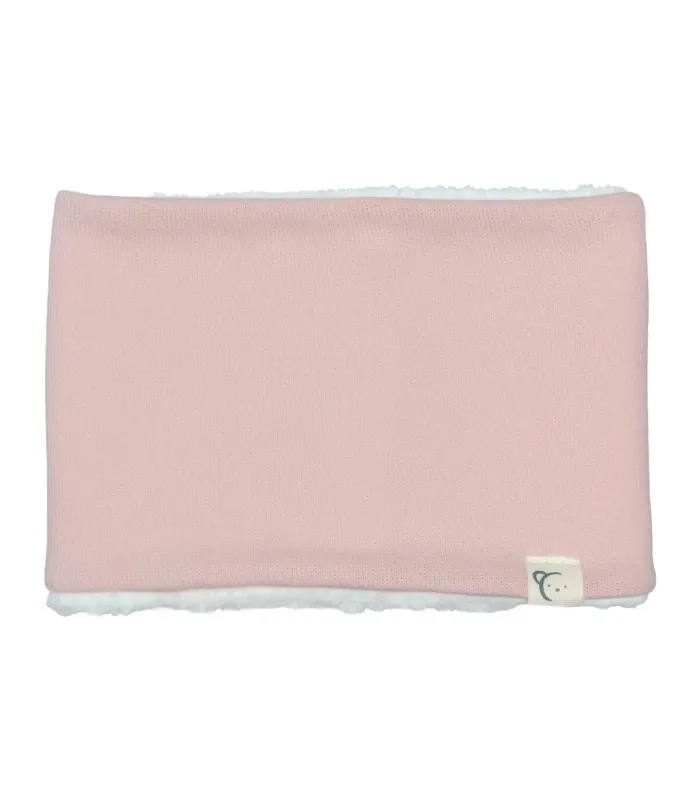 Cuello Bebé Nude tejido suave con interior borreguito blanco diseño cálido elegante invierno en fondo blanco