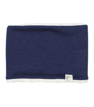 Cuello Bebé Marino tejido suave con interior borreguito blanco diseño cálido clásico invierno en fondo blanco