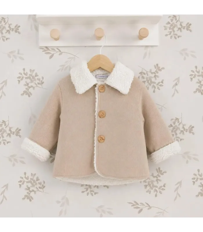 Abrigo Bebé Arena tejido suave con borreguito blanco en cuello y puños diseño elegante invierno