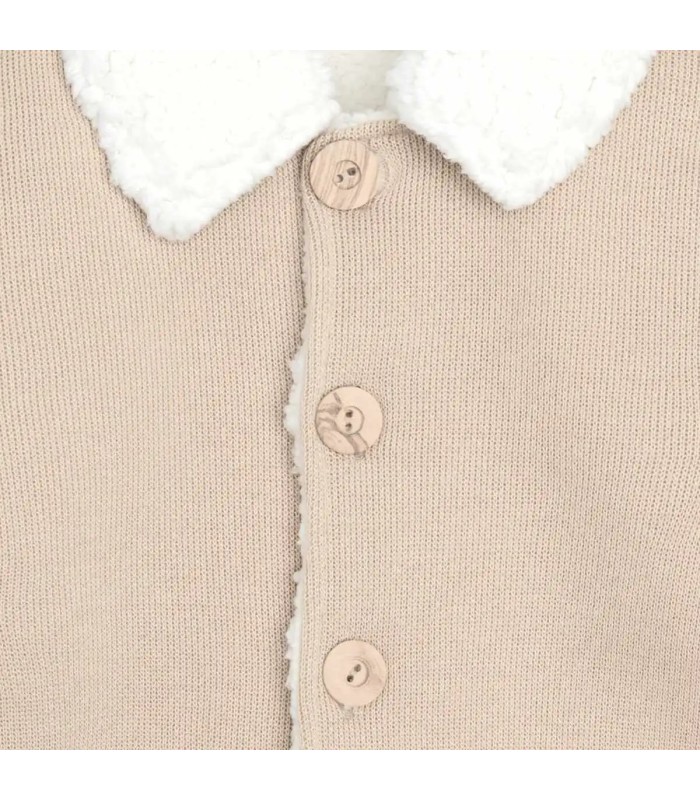 Detalles del diseño del Abrigo Bebé Arena tejido suave con borreguito blanco en cuello y puños diseño elegante invierno