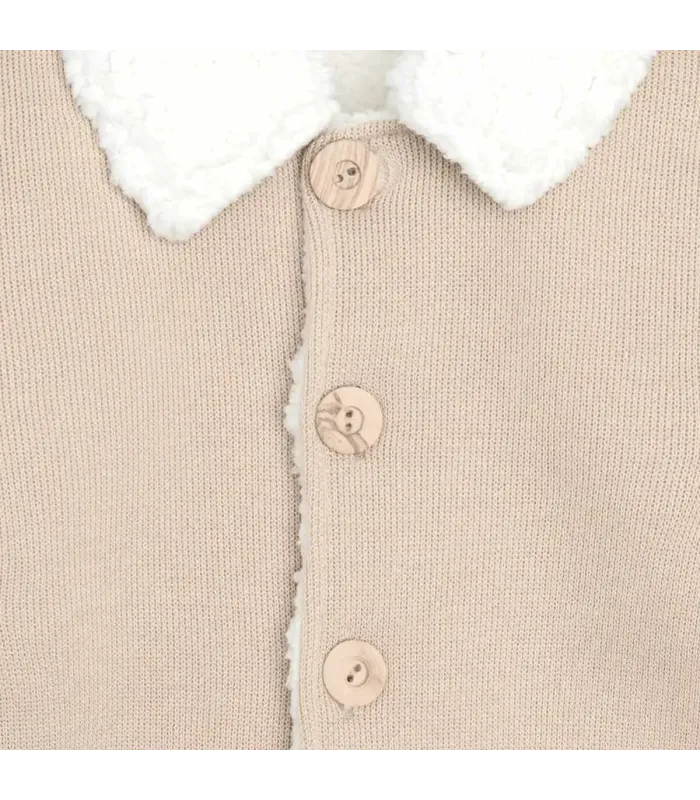 Detalles del diseño del Abrigo Bebé Arena tejido suave con borreguito blanco en cuello y puños diseño elegante invierno
