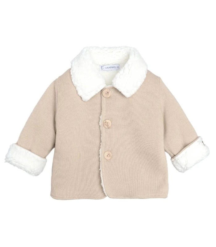 Abrigo Bebé Arena tejido suave con borreguito blanco en cuello y puños diseño elegante invierno en fondo blanco