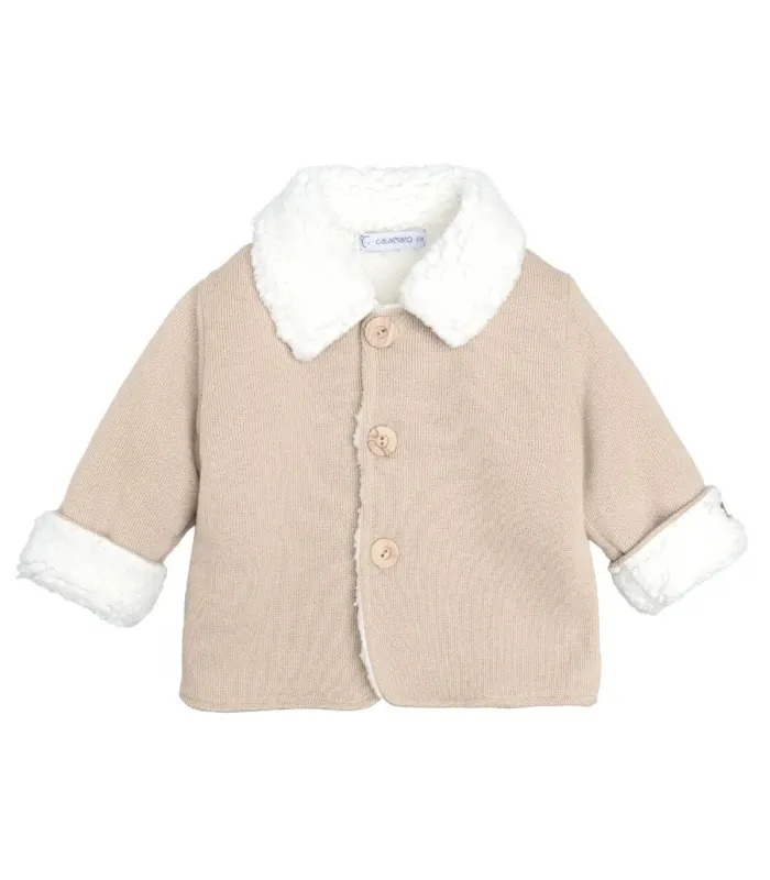 Abrigo Bebé Arena tejido suave con borreguito blanco en cuello y puños diseño elegante invierno en fondo blanco