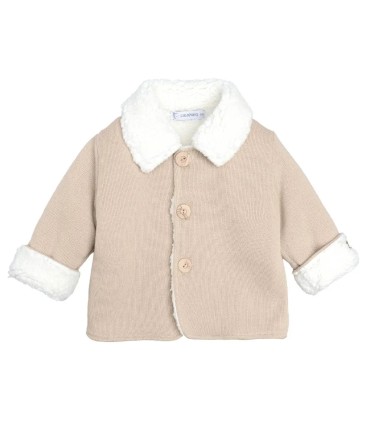 Abrigo Bebé Arena tejido suave con borreguito blanco en cuello y puños diseño elegante invierno en fondo blanco