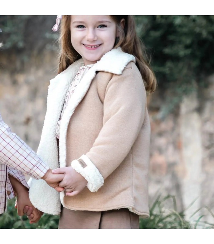 Niña con Abrigo Bebé Arena tejido suave con borreguito blanco en cuello y puños diseño elegante invierno
