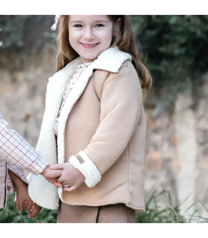 Niña con Abrigo Bebé Arena tejido suave con borreguito blanco en cuello y puños diseño elegante invierno