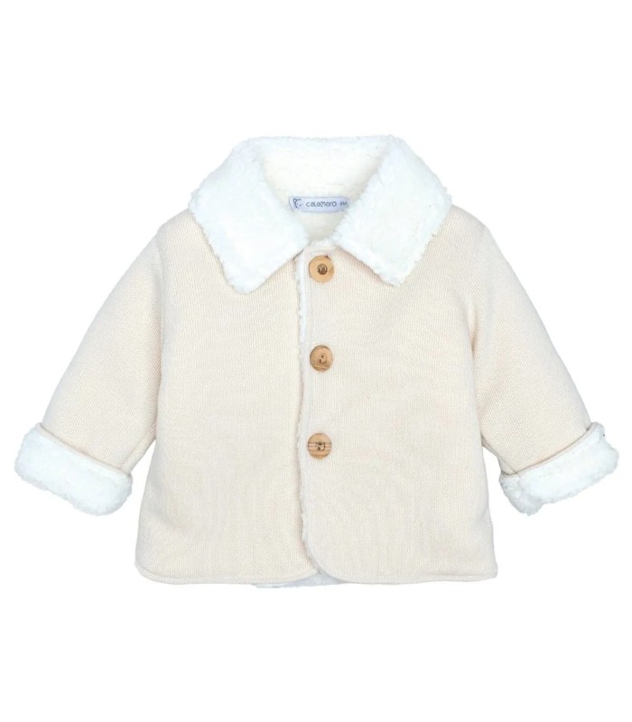 Abrigo Bebé Crudo tejido suave con borreguito blanco en cuello y puños diseño elegante invierno en fondo blanco