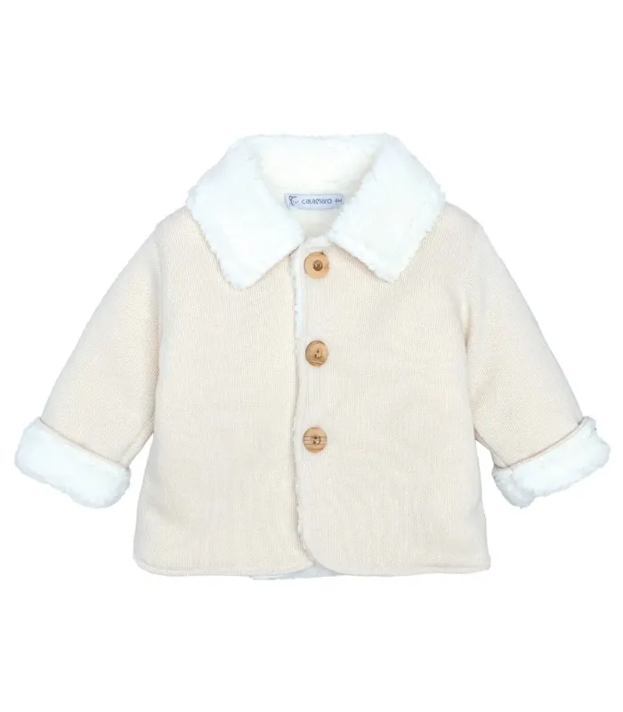 Abrigo Bebé Crudo tejido suave con borreguito blanco en cuello y puños diseño elegante invierno en fondo blanco