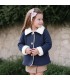 Niña con el Abrigo Bebé Marino tejido suave con borreguito blanco en cuello y puños diseño clásico elegante invierno