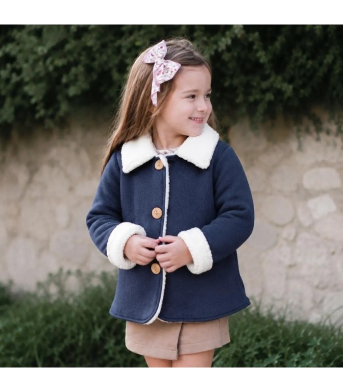 Niña con el Abrigo Bebé Marino tejido suave con borreguito blanco en cuello y puños diseño clásico elegante invierno