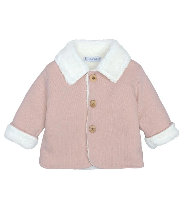 Abrigo Bebé Nude tejido suave con borreguito blanco en cuello y puños diseño elegante invierno en fondo blanco