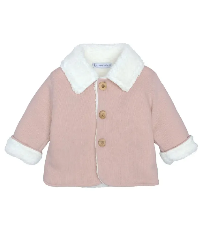 Abrigo Bebé Nude tejido suave con borreguito blanco en cuello y puños diseño elegante invierno en fondo blanco