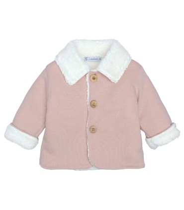 Abrigo Bebé Nude tejido suave con borreguito blanco en cuello y puños diseño elegante invierno en fondo blanco