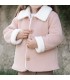 Niña con el Abrigo Bebé Nude tejido suave con borreguito blanco en cuello y puños diseño elegante invierno