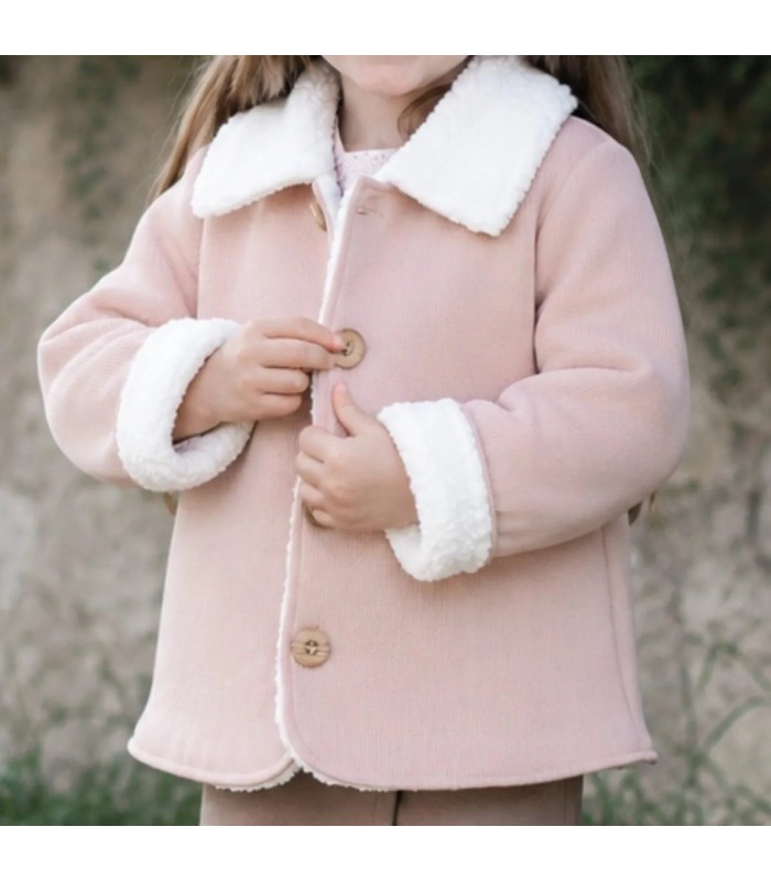 Niña con el Abrigo Bebé Nude tejido suave con borreguito blanco en cuello y puños diseño elegante invierno