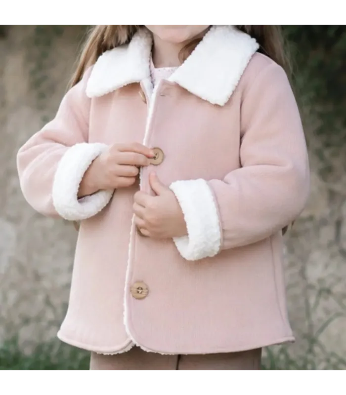 Niña con el Abrigo Bebé Nude tejido suave con borreguito blanco en cuello y puños diseño elegante invierno