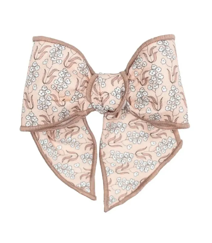 Lazo Pelo bebé rosa viejo estampado con pinza grande tejido suave detalle elegante en fondo blanco