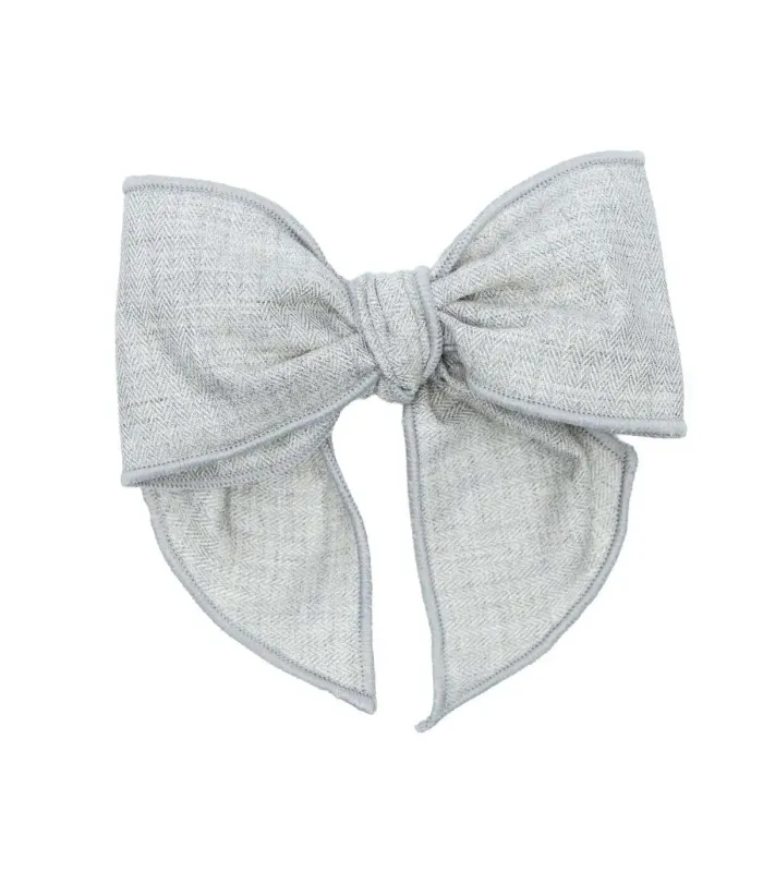 Lazo Pelo bebé gris algodón pinza estructura lazo textura suave complemento elegante en fondo  blanco