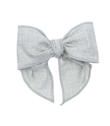 Lazo Pelo bebé gris algodón pinza estructura lazo textura suave complemento elegante en fondo  blanco