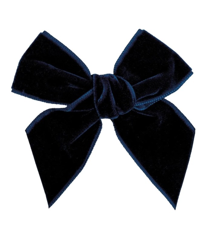 Lazo Pelo Bebé Marino Terciopelo pinza textura suave brillo elegante accesorio cabello invierno en fondo blanco