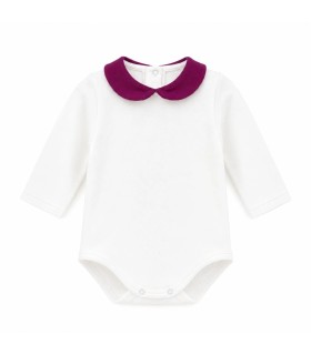 Body Bebe Cuello Granate algodón suave cuello redondeado contraste elegante bebé en fondo blanco