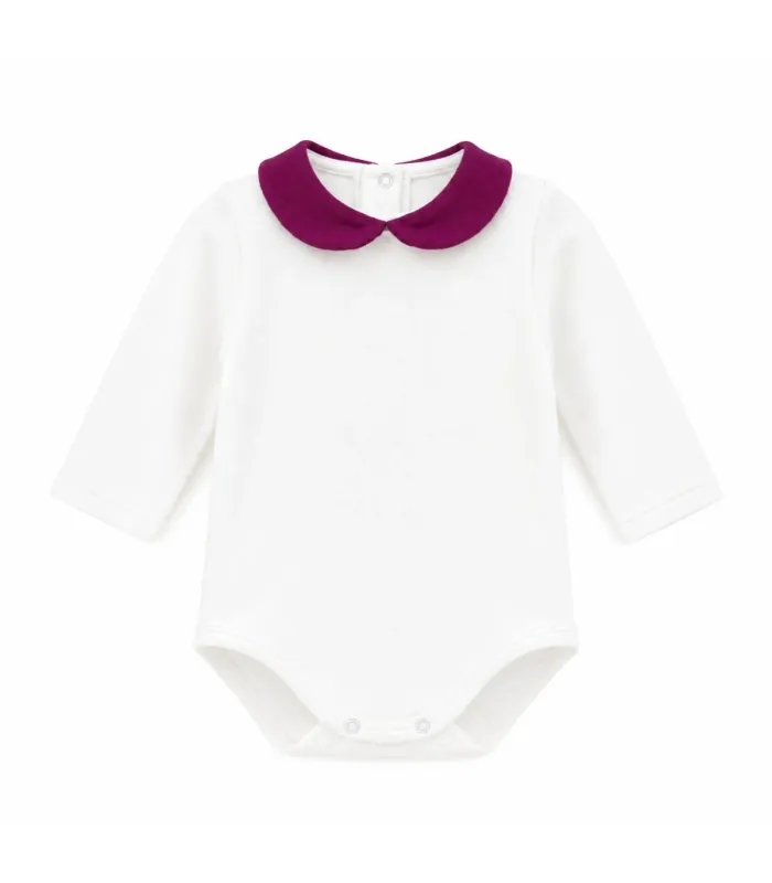 Body Bebe Cuello Granate algodón suave cuello redondeado contraste elegante bebé en fondo blanco