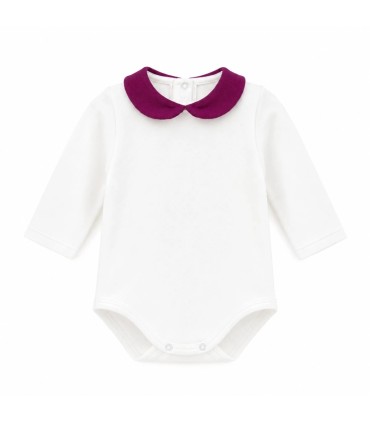 Body Bebe Cuello Granate algodón suave cuello redondeado contraste elegante bebé en fondo blanco