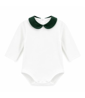Body Bebe Cuello Verde algodón suave cuello redondeado contraste natural elegante en fondo blanco