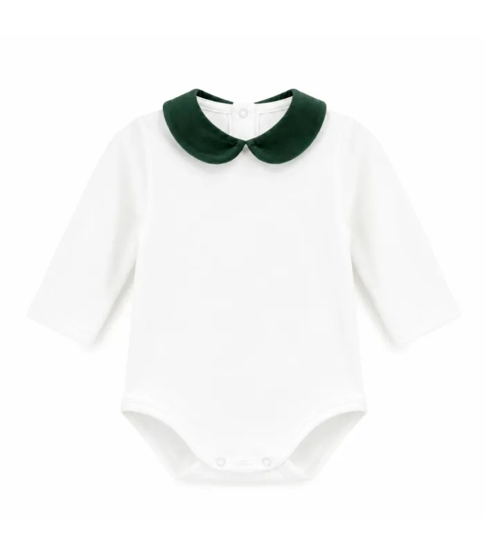 Body Bebe Cuello Verde algodón suave cuello redondeado contraste natural elegante en fondo blanco