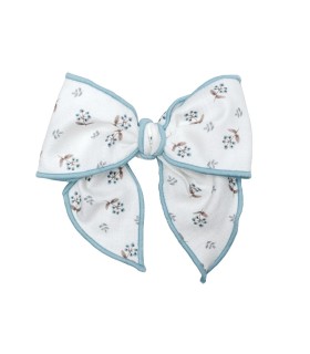 Lazo Pelo bebé crudo estampado algodón ribete celeste pinza infantil invierno en fondo blanco