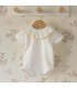 body bebé blanco cuello volante ribete amarillo suave algodón elástico detalle verano