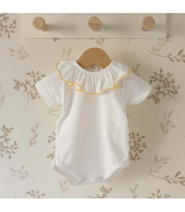 body bebé blanco cuello volante ribete amarillo suave algodón elástico detalle verano