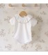 body bebé blanco cuello volante ribete arena algodón suave detalle verano natural elegante