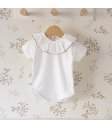 body bebé blanco cuello volante ribete arena algodón suave detalle verano natural elegante